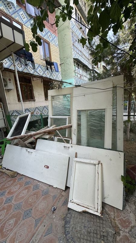 Эшик дереза сотилади хаммаси 200.000сум