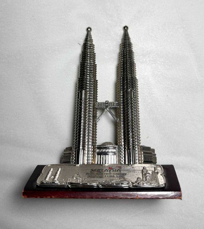 Сувенир Petronas Twin Towers (Малайзия) | Металл | Тяжёлый | Сувенир Petronas Twin Towers (Малайзия) | Металл | Тяжёлый |