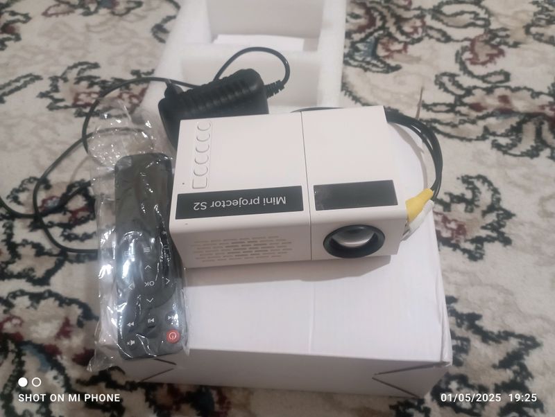 Mini projector sotiladi! Mini projector sotiladi!