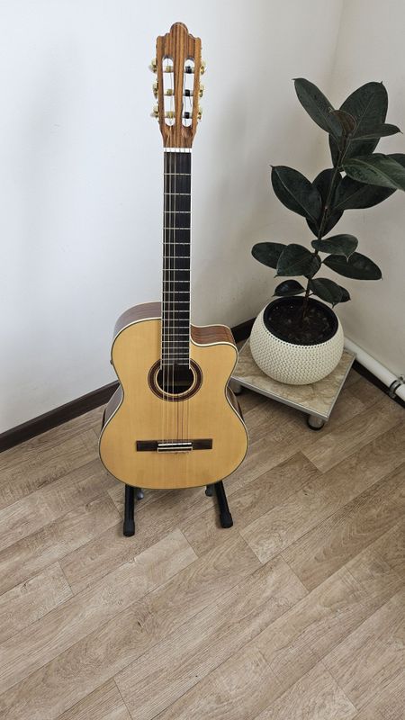 Gitara sotiladi yangi firminniy gitara