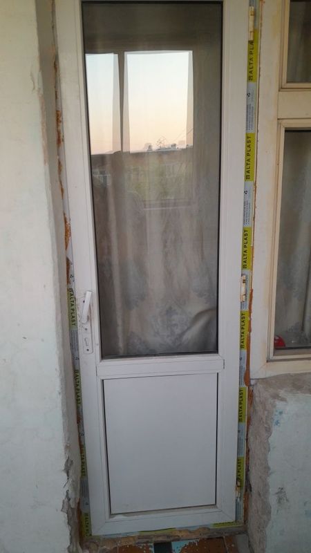 Продаются пластиковая дверь и рама Продаются пластиковая дверь и рама