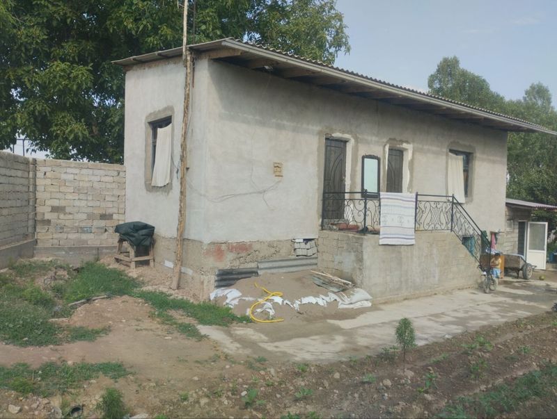 Уй сотилади 8 сотих 2 та хона подавали бор, атрофи уралган то Уй сотилади 8 сотих 2 та хона подавали бор, атрофи уралган то