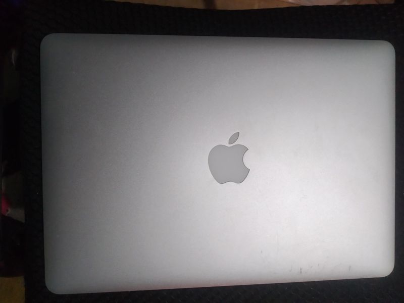 MacBook Air yaxshi holatda