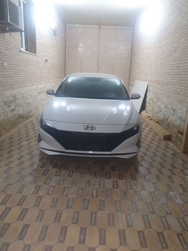 Hyundai Elantra .
