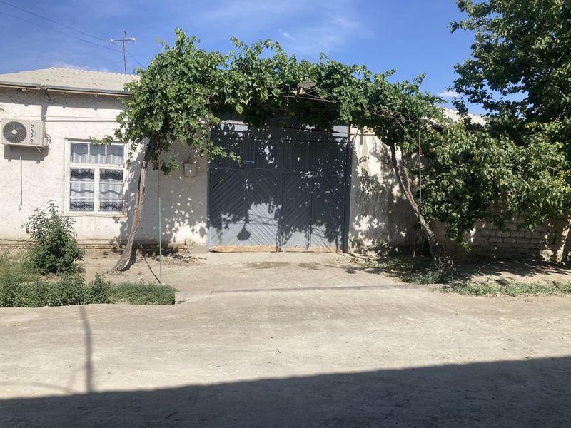 Navoiy v Karmana t Talqoq mfy Lo'baton 188 Hovli sotiladi.