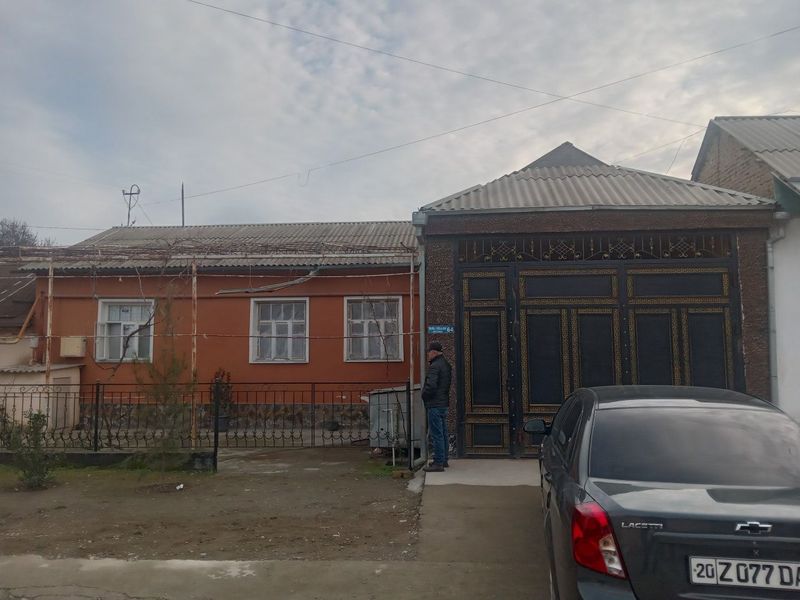Zudlik bilan hovli uy sotiladi /Guliston sh 1 mavze 3 sotix Zudlik bilan hovli uy sotiladi /Guliston sh 1 mavze 3 sotix