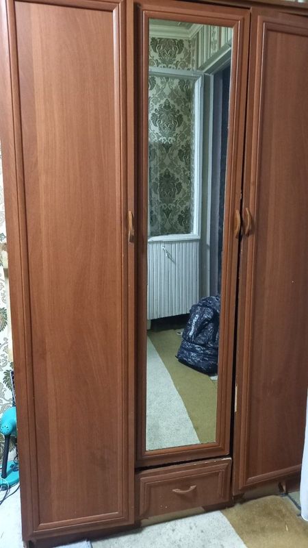 Kiyim javoni sotiladi Kiyim javoni sotiladi