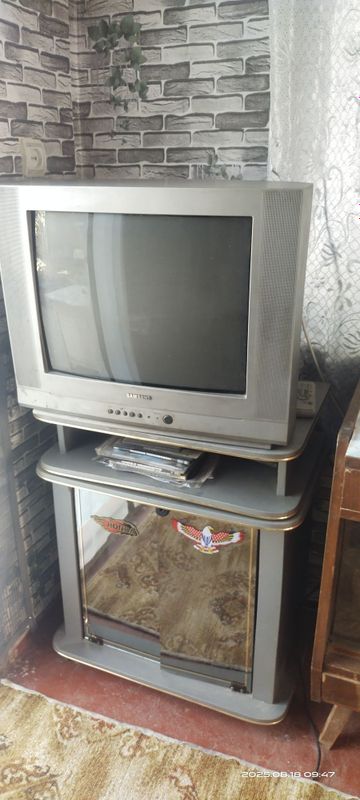 Продаю телевизор SAMSUNG с тумбой