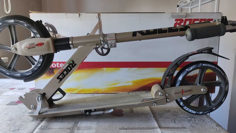 Идеальный городской самокат Scooter Roces (Италия).