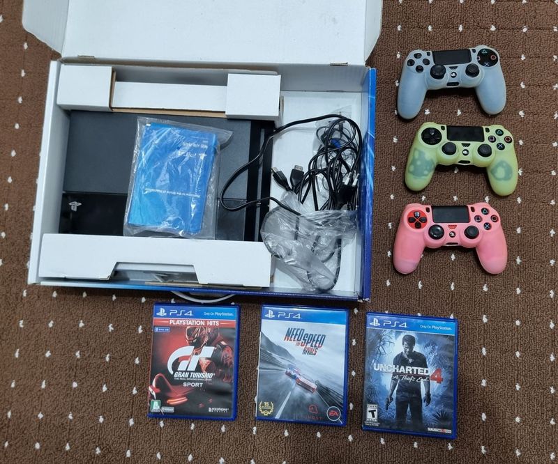 PS4 (Playstation 4) + 3ta joystik va o'yin disklari bilan PS4 (Playstation 4) + 3ta joystik va o'yin disklari bilan