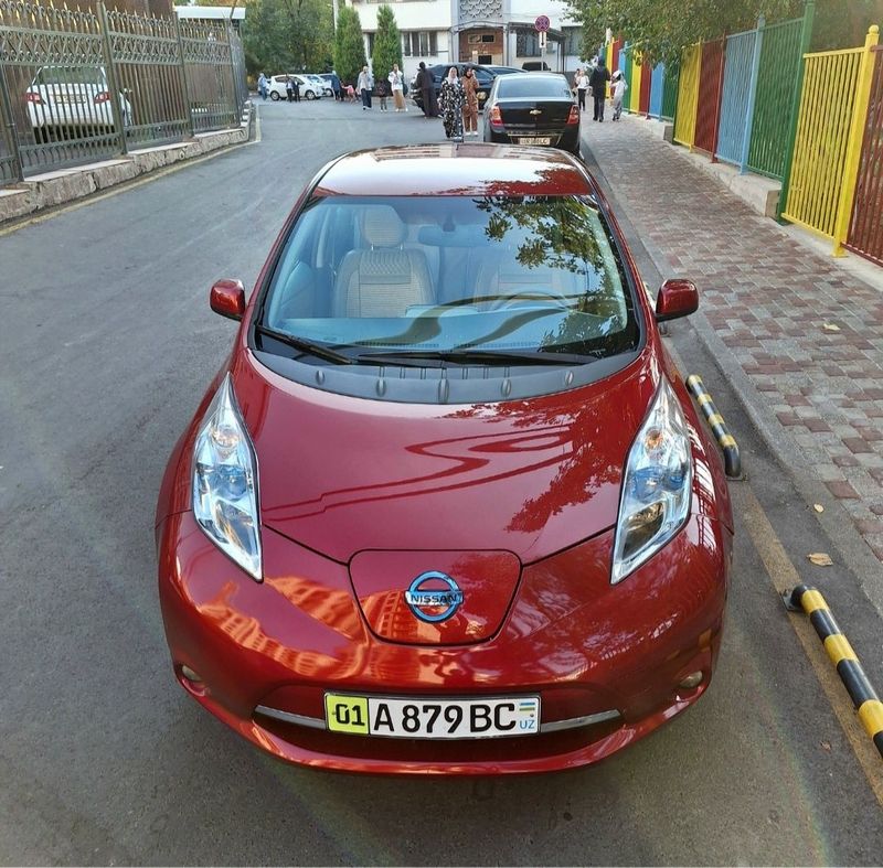Nissan Leaf ниссан лиф электромабиль сотилади.