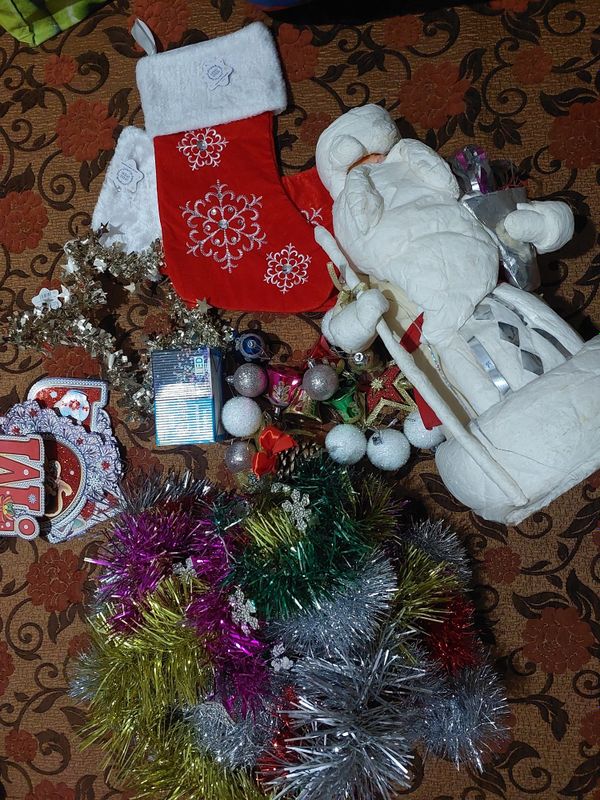 Новогодние игрушки и всякие мелочи все целое Новогодние игрушки и всякие мелочи все целое