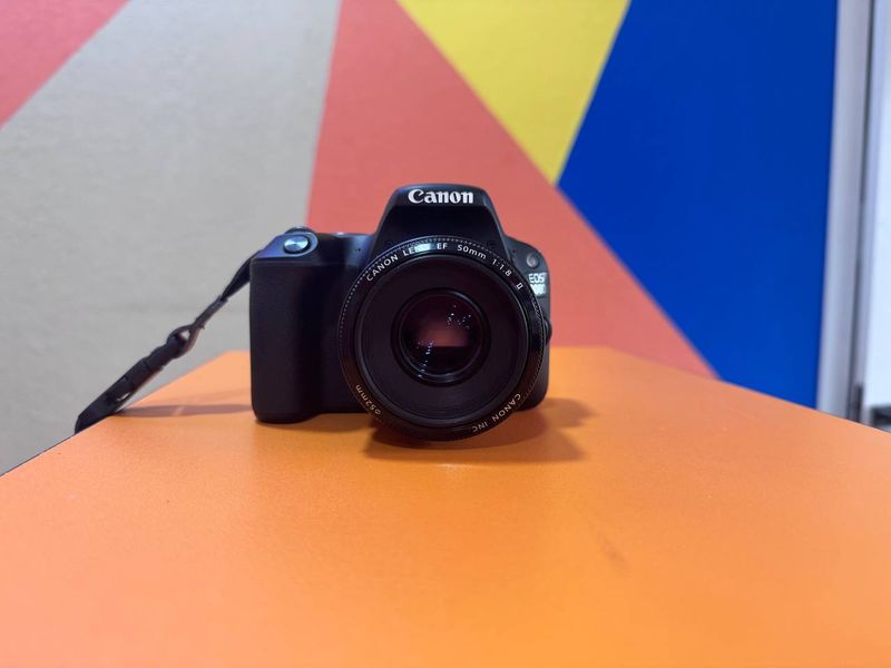 Продается Фотоаппарат Canon Eos 200D Продается Фотоаппарат Canon Eos 200D