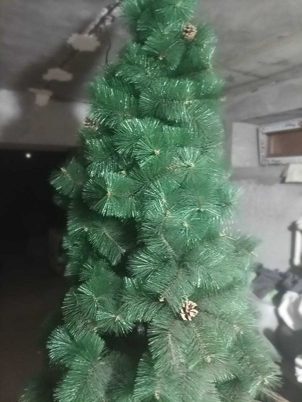 Новогодняя елка с игрущками и гирляндами Новогодняя елка с игрущками и гирляндами