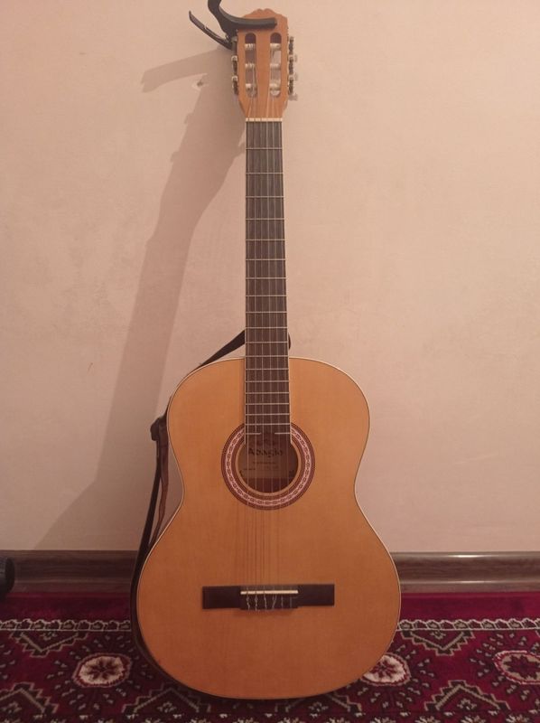 Gitara satiladi (classica)