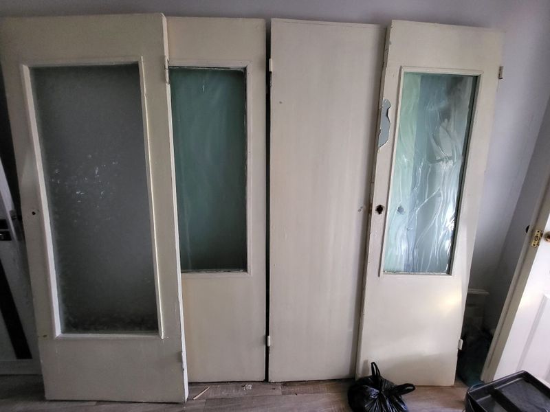 Отдам бесплатно 4 старые двери, дверные коробки и плинтуса на дрова Отдам бесплатно 4 старые двери, дверные коробки и плинтуса на дрова