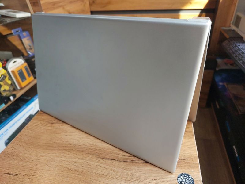 Yangidek Ofisniy Noutbuk 8gb ozu 256gb ssd Yangidek Ofisniy Noutbuk 8gb ozu 256gb ssd