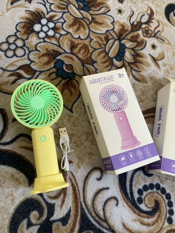 Kichik batareli ventilatorchala yangi ishlatilmangan harxil ranglarda Kichik batareli ventilatorchala yangi ishlatilmangan harxil ranglarda
