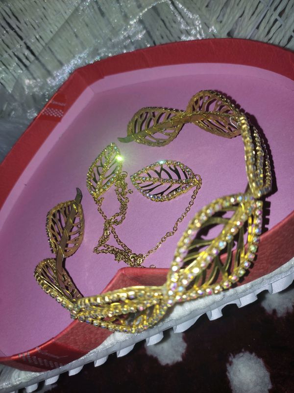 Diadema sotiladi Diadema sotiladi