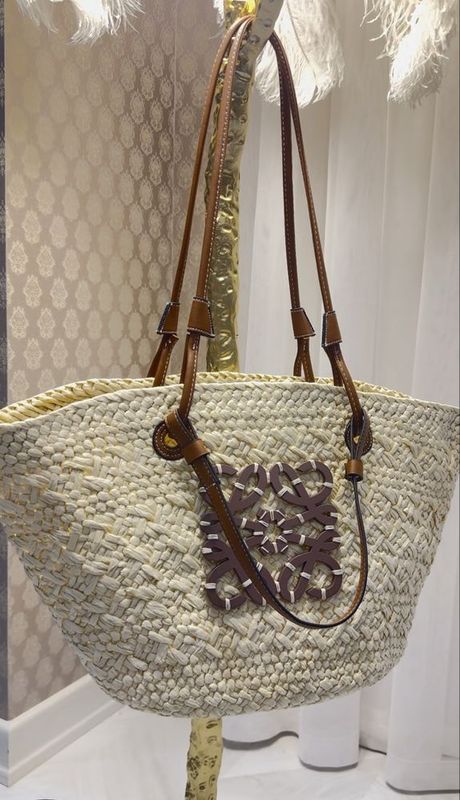Сумка от Loewe.