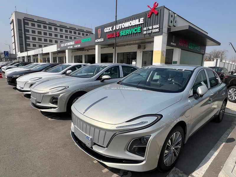 Hongqi E-QM5 500 км Hongqi E-QM5 500 км