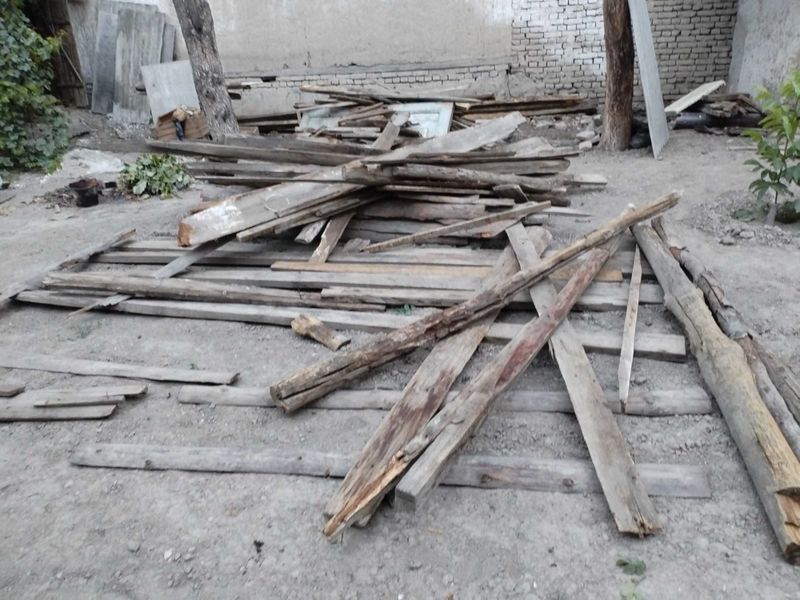 Дрова, доски для очага или для обогрева дома.