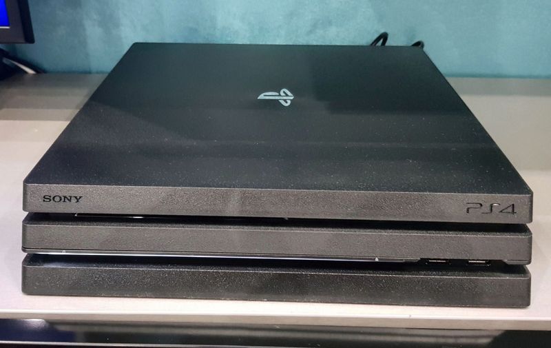 продается Ps4 pro с подпиской deluxe + EA пол года