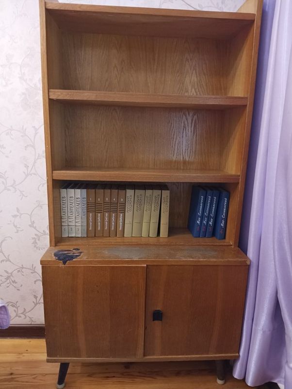 Книжный шкаф на ножках Книжный шкаф на ножках
