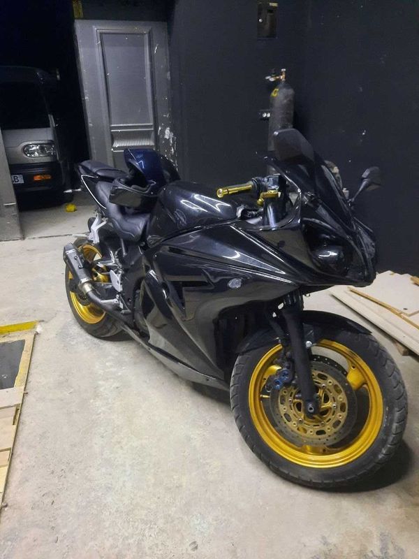 Yamaha r1 korpusda thudercat Yamaha r1 korpusda thudercat