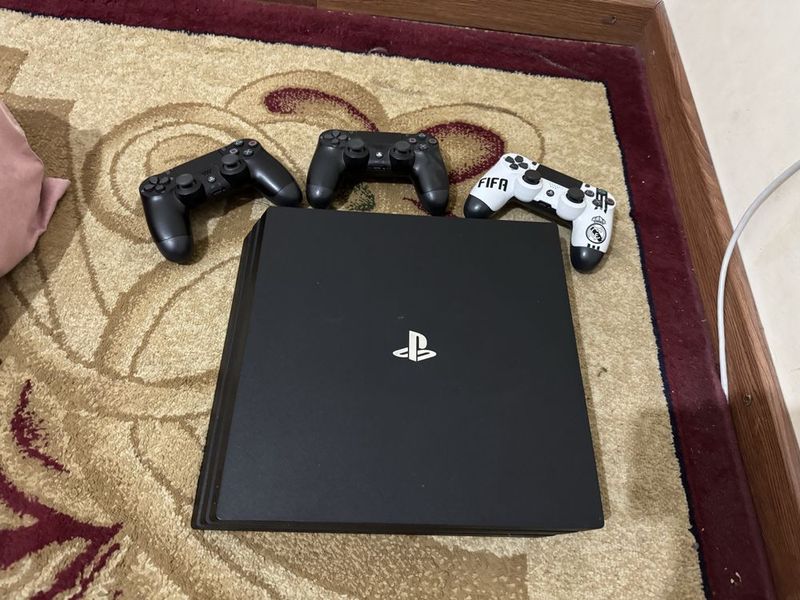 Playstation 4 Pro 1tb + 12ta Games