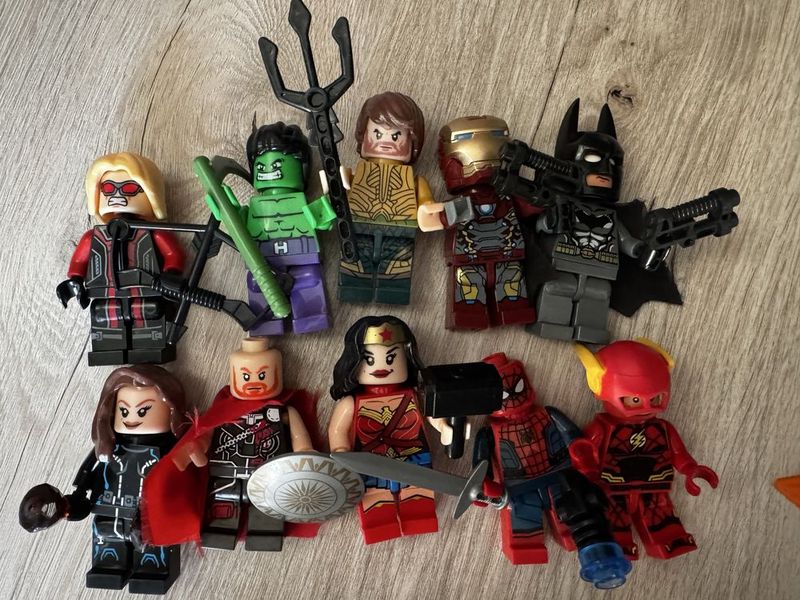 Продам Lego человечки Marvel большие Продам Lego человечки Marvel большие
