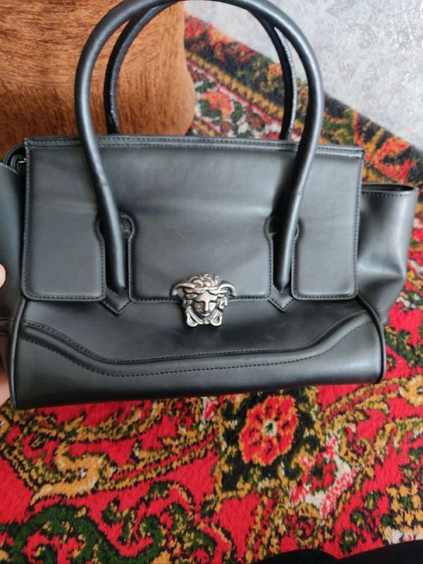 Versace сумка
150.000 Versace сумка
150.000