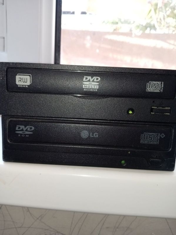 Продам DVD-RW Работает отлично, читает и записывает DVD и CD д Продам DVD-RW Работает отлично, читает и записывает DVD и CD д