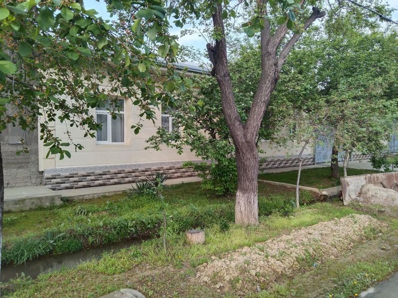 Srochna hovli sotiladi
