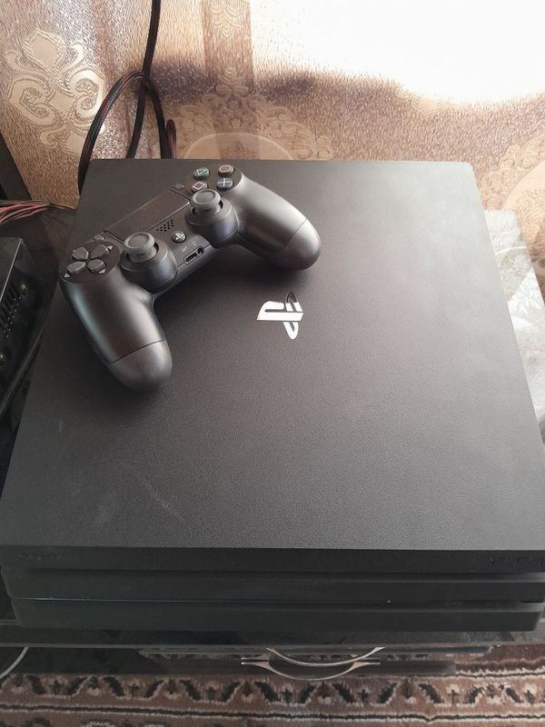 PS4 pro ideal tiniq 22 o'yinlar yozilgan 1TB hotira yangi djoystik bor