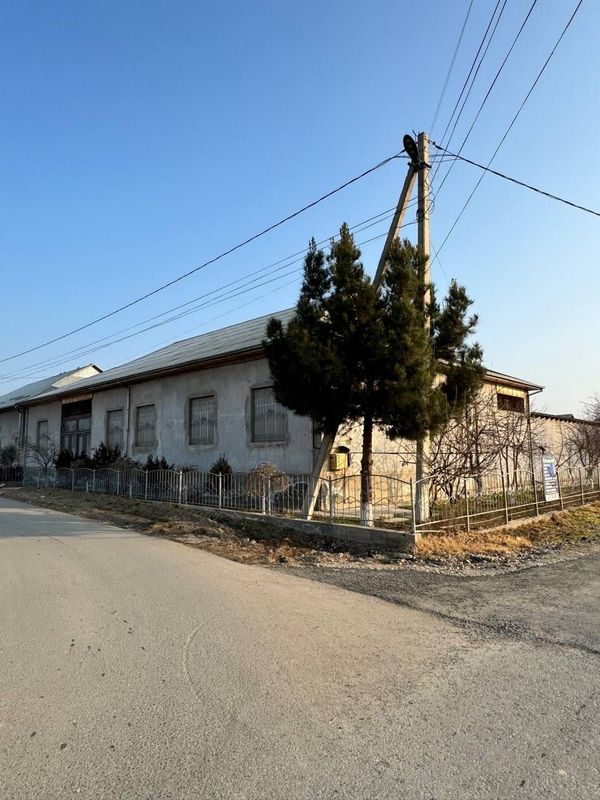 Guliston shaxar ,4 mavzeda joylashgan 10 sotix yer matdoniga ega hovli