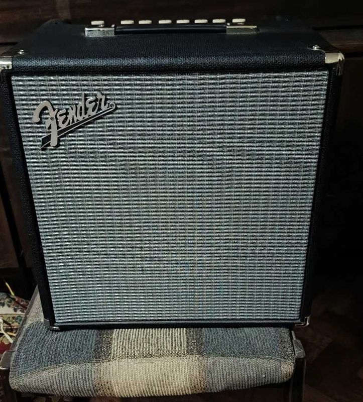 Продам басовый комбо усилитель Fender Rumble 40