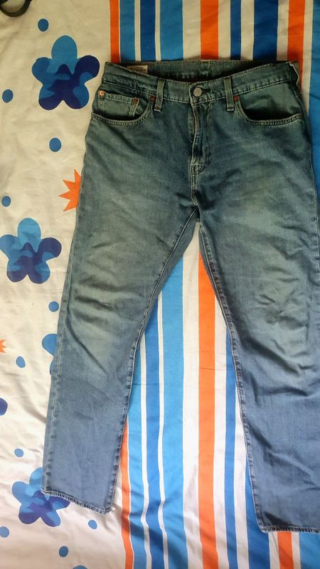 Джинцы Levis оригинальные б/у 32 размер Джинцы Levis оригинальные б/у 32 размер