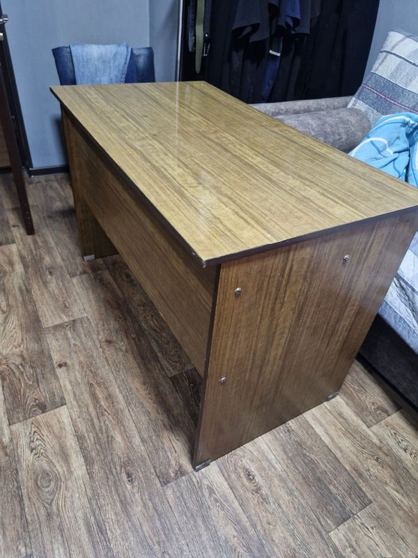 Продам письменный стол(б/у) Продам письменный стол(б/у)