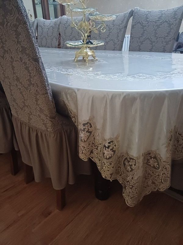 Качественные стол и стулья из дерево.