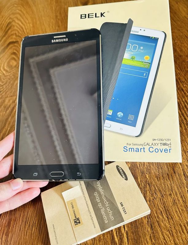 Samsung Galaxy Tab 4, planshet, belk, hujjat va karobka bor Samsung Galaxy Tab 4, planshet, belk, hujjat va karobka bor