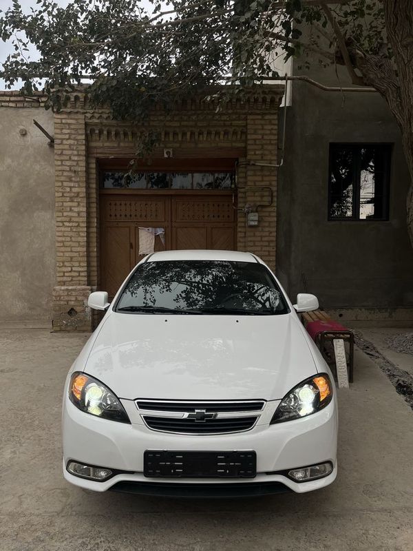 Oq gentra tuning qilingan led bor