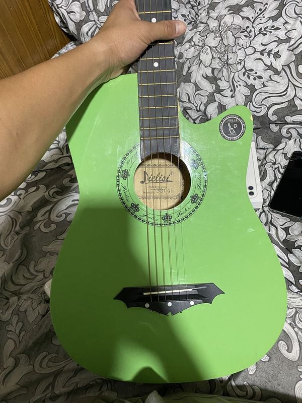 Gitara sotiladi 300 ming som Gitara sotiladi 300 ming som
