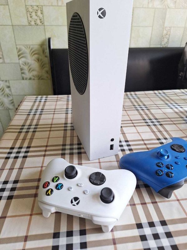 X-BOX Series S with 2 controller