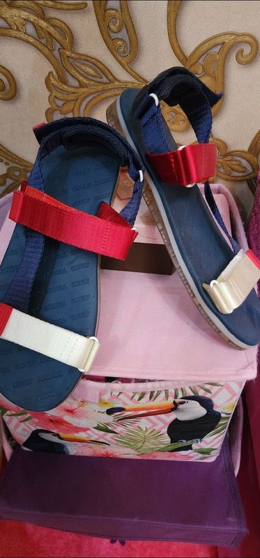 Босоножки 39 рр Tommy Hilfiger оригинал одеты пару раз Босоножки 39 рр Tommy Hilfiger оригинал одеты пару раз
