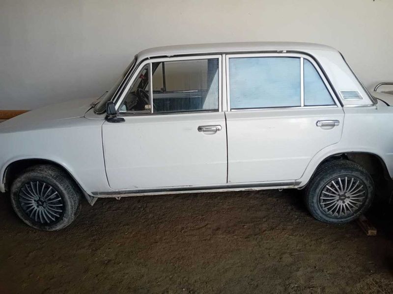 Vaz 21011 Jiguli sotiladi.