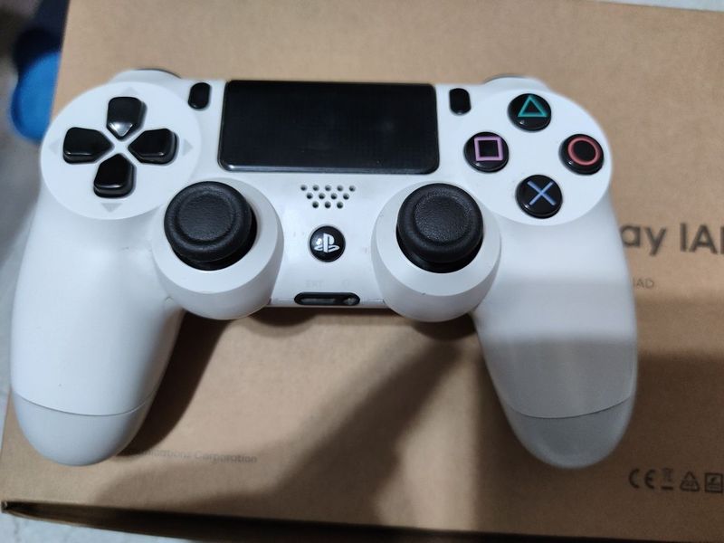Продам DUALSHOCK4 оригинал Продам DUALSHOCK4 оригинал