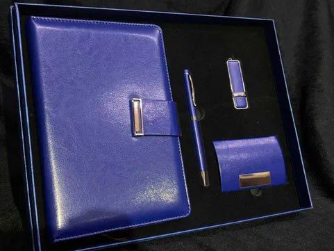 Ежедневник в Подарочном Наборе с Флешкой Ручкой Платик Холдером Ежедневник в Подарочном Наборе с Флешкой Ручкой Платик Холдером