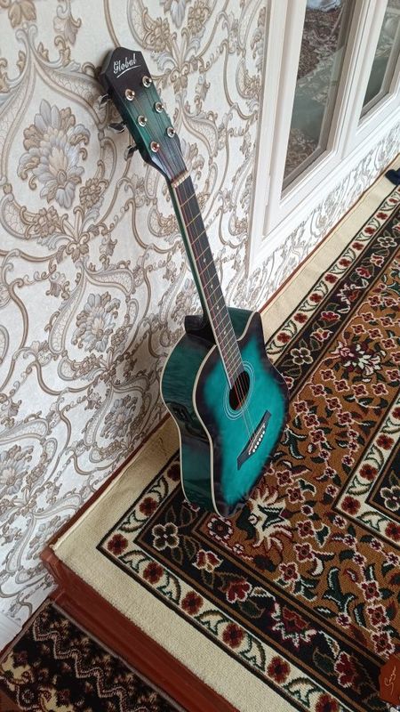 Gitara ideal bir qol tutilgan qizil rangi 1,5 yashil rangi 1mln keliwa