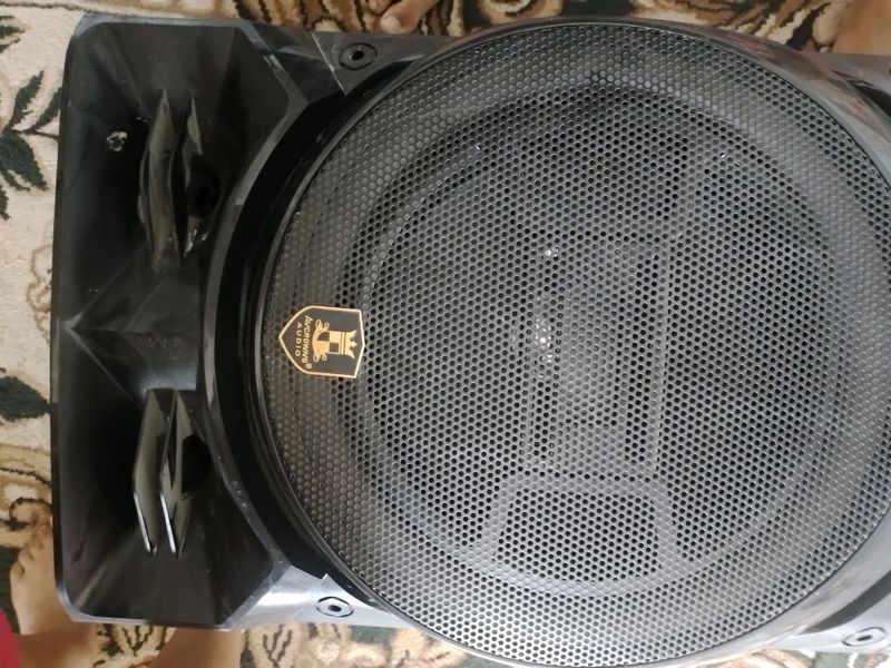 Kolonka yaxshi mekrafoni ham mavjud Kolonka yaxshi mekrafoni ham mavjud